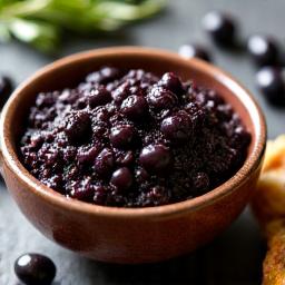 Bol de tapenade noire d'olives sur une table en bois